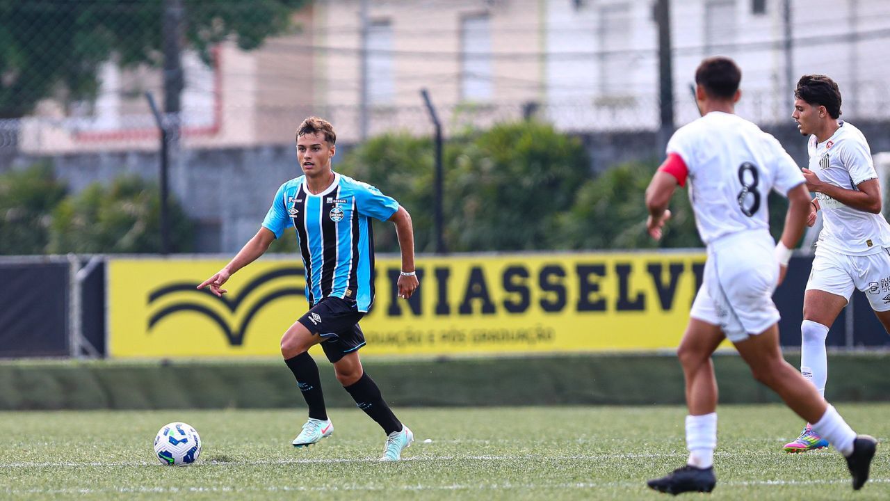 Lance da partida Santos x Grêmio CT Rei Pelé válida pelo Brasileirão Sub-20