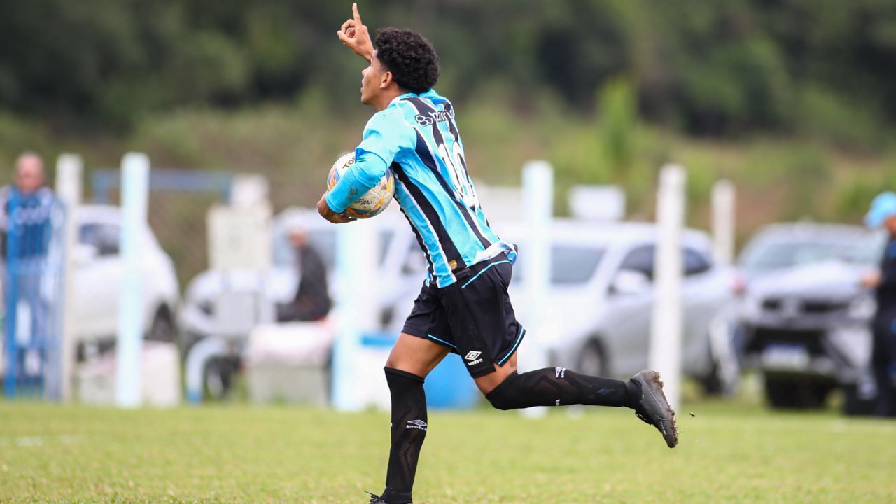 João Borne comemorando o seu gol em Juventude x Grêmio, em Caxias do Sul, pelo Gauchão Sub-17