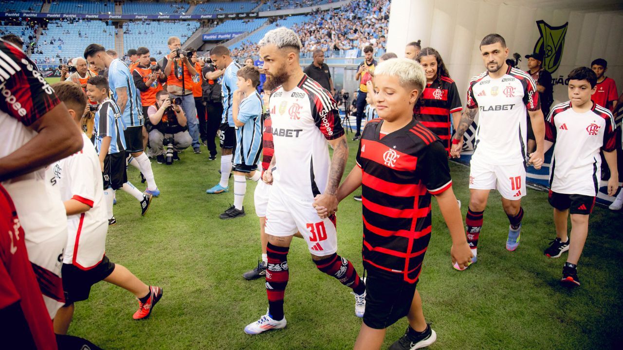 Grêmio recebe atualização sobre saída de Michael do Flamengo.