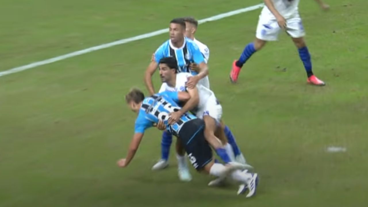 Grêmio se manifesta oficialmente na web: “não foi pênalti?”