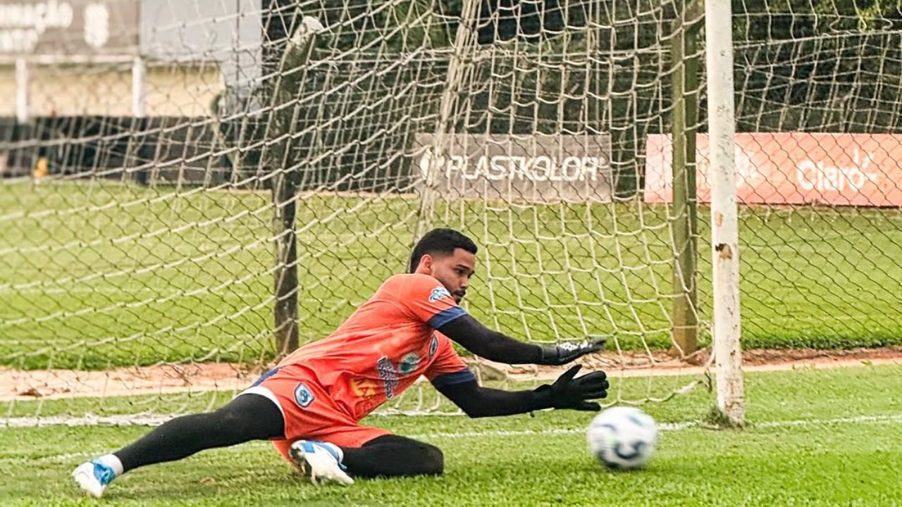 Goleiro Rayr, do Maracanã, que passou pela base do Grêmio