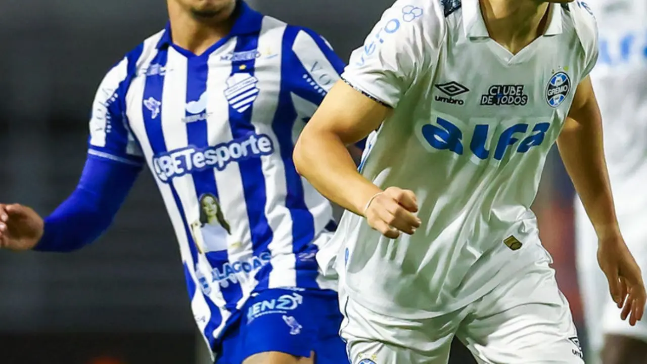 Ex-atacante questiona situação do Grêmio em post nas redes sociais.