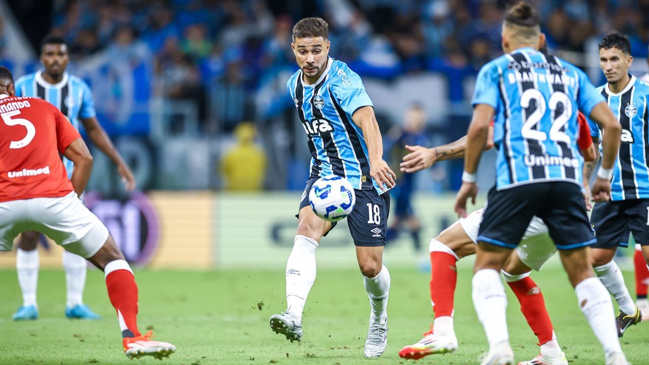 João Pedro enfrenta fase desafiadora no Grêmio e incerteza quanto ao futuro