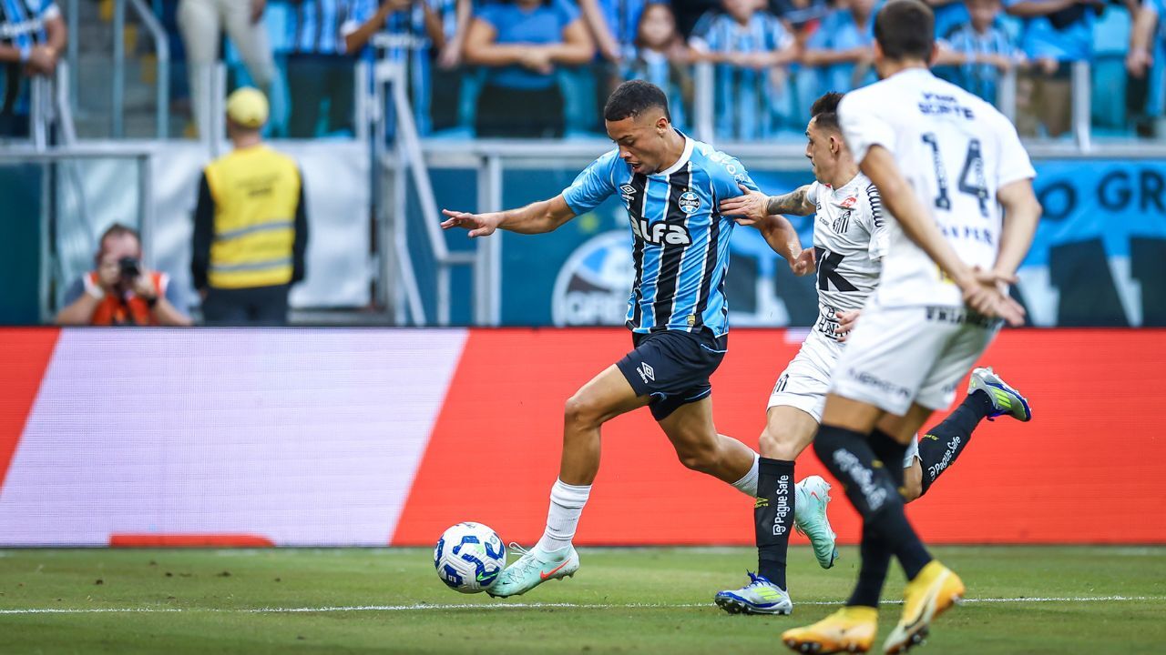 MUITO ESFORÇO! Novato empolga torcida com atuações de destaque no Grêmio