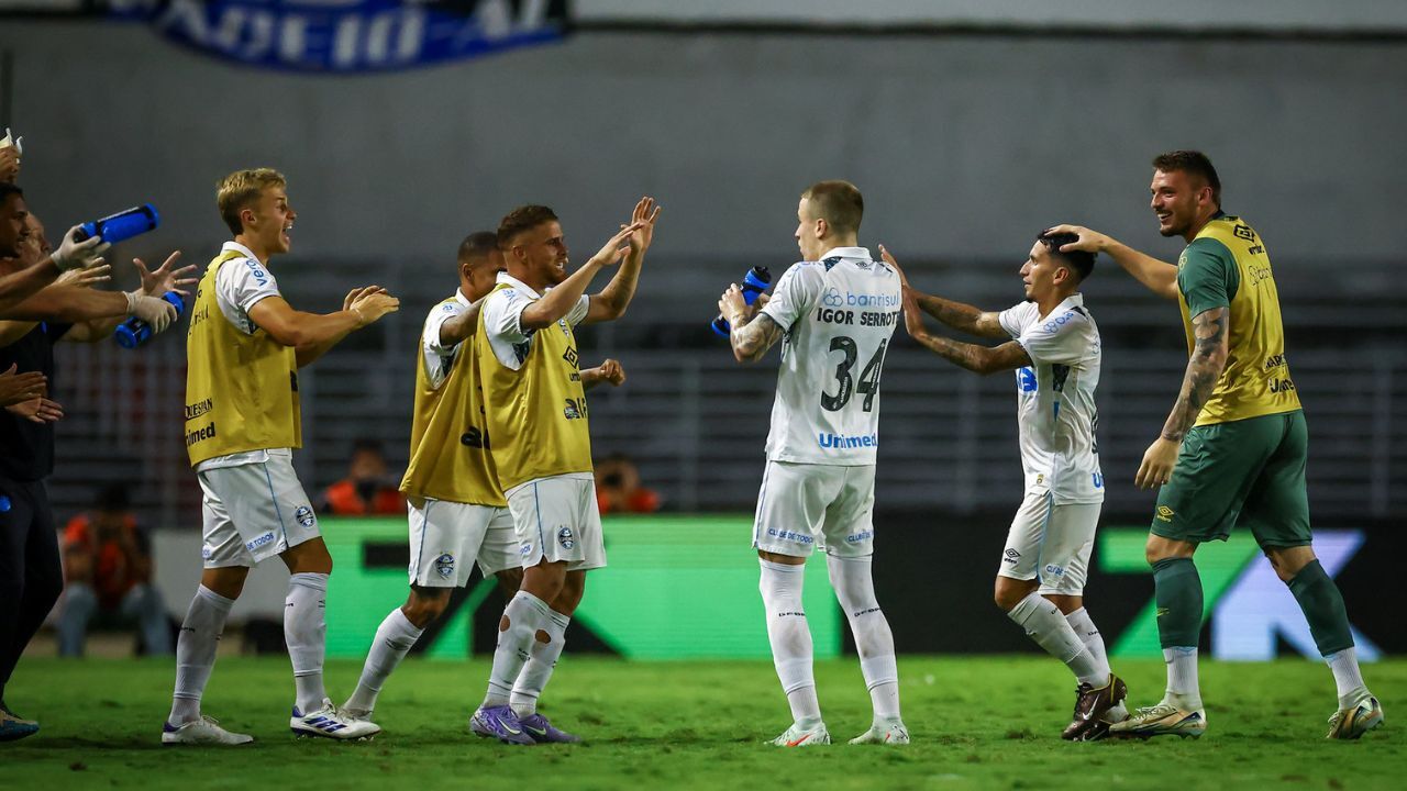 MAIS UM LEMBRADO! Jogador que estava fora dos planos de Quinteros volta a jogar pelo Grêmio