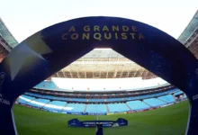 Grêmio deve ampliar receita com playoffs da Sul-Americana; veja a quantia milionária - Sul-americana A Conmebol multou o Grêmio em cerca de R$ 920 mil por atrasos no jogo contra o Bolívar. O clube ainda pode recorrer da decisão.