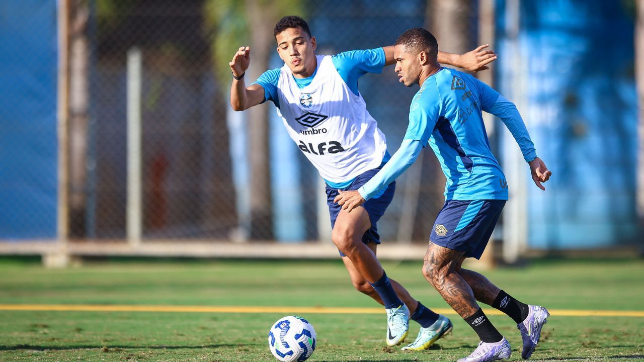 Gustavo Martins e Lucas Esteves no treino do Grêmio desta quarta-feira, 21 de maio, no CT Presidente Luiz Carvalho