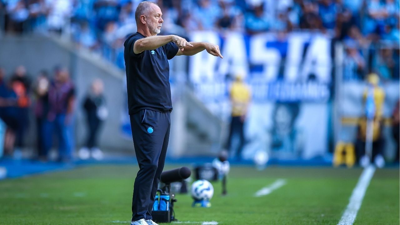 Atacante da base é promovido ao profissional do Grêmio