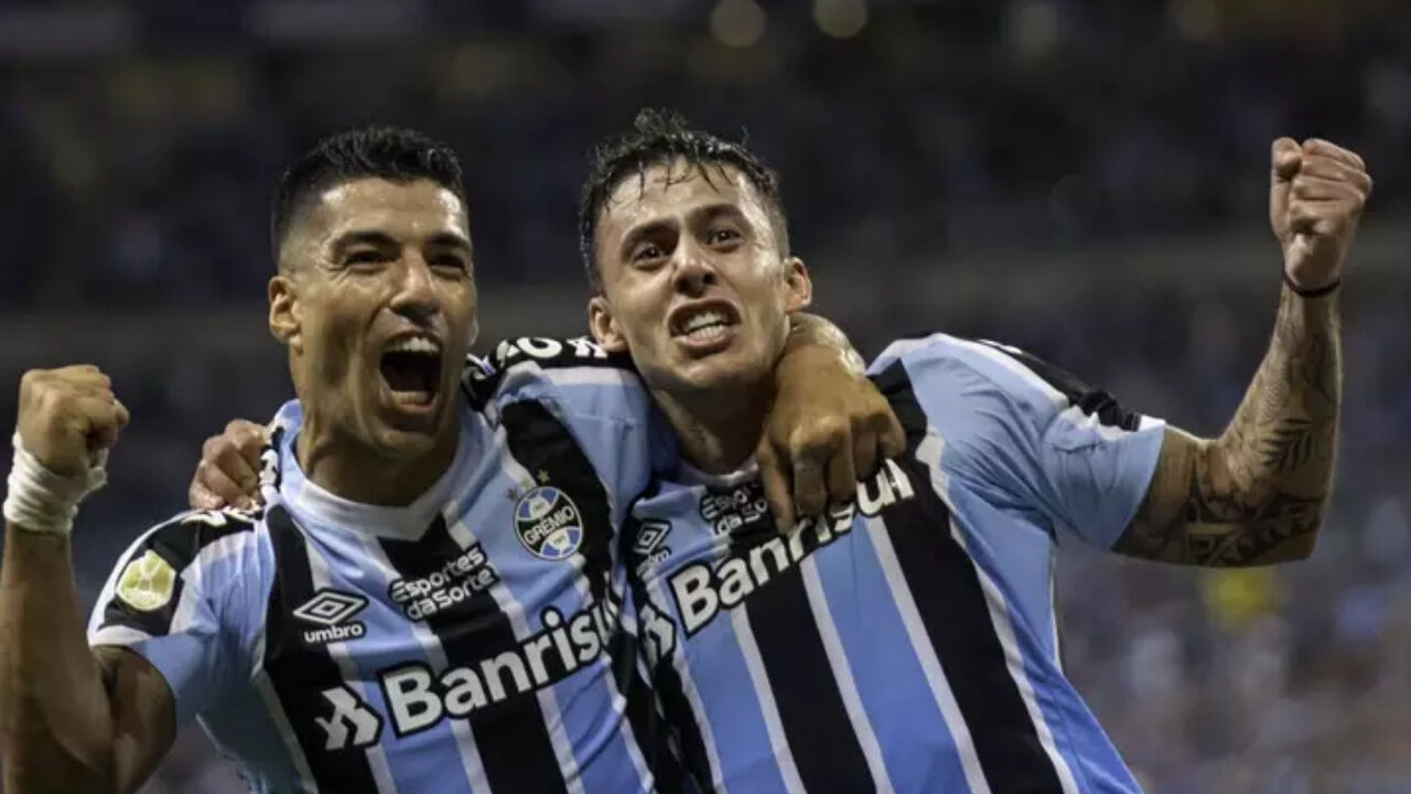 Suárez reencontra Carballo em meio a indefinições no Grêmio.