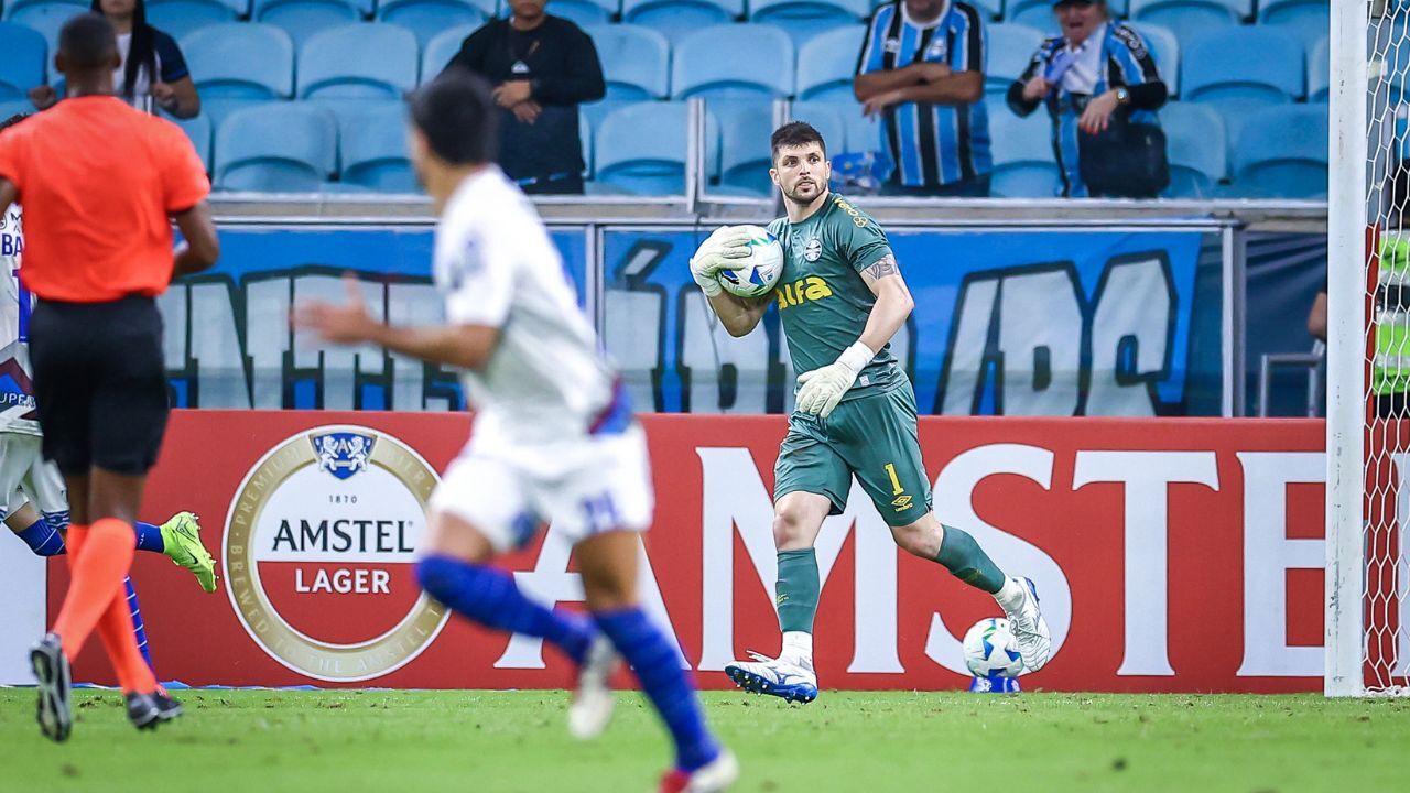 Tiago Volpi fala sobre insatisfação da torcida: “eles que nos empurram”