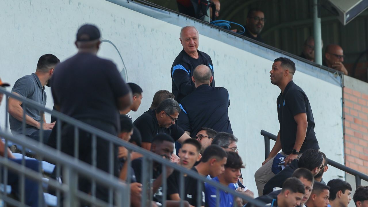 Felipão acompanhando Grêmio x Bragantino, em Eldorado do Sul, pelo Brasileirão Sub-20