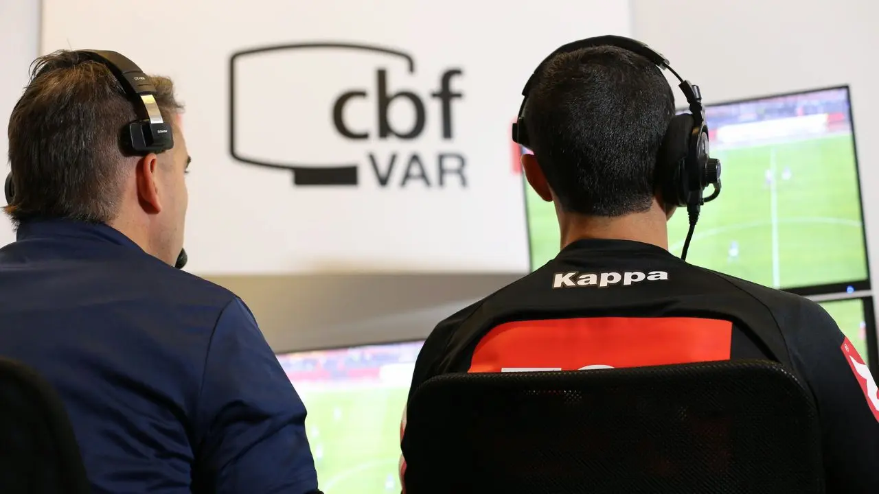 Polêmica envolvendo VAR entre Grêmio e Bahia no ano de 2025.