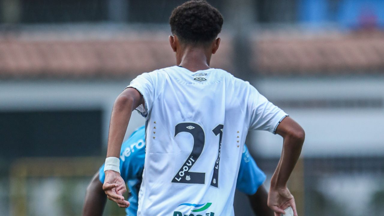 Filho de Robinho marca belo gol contra o Grêmio no vídeo.