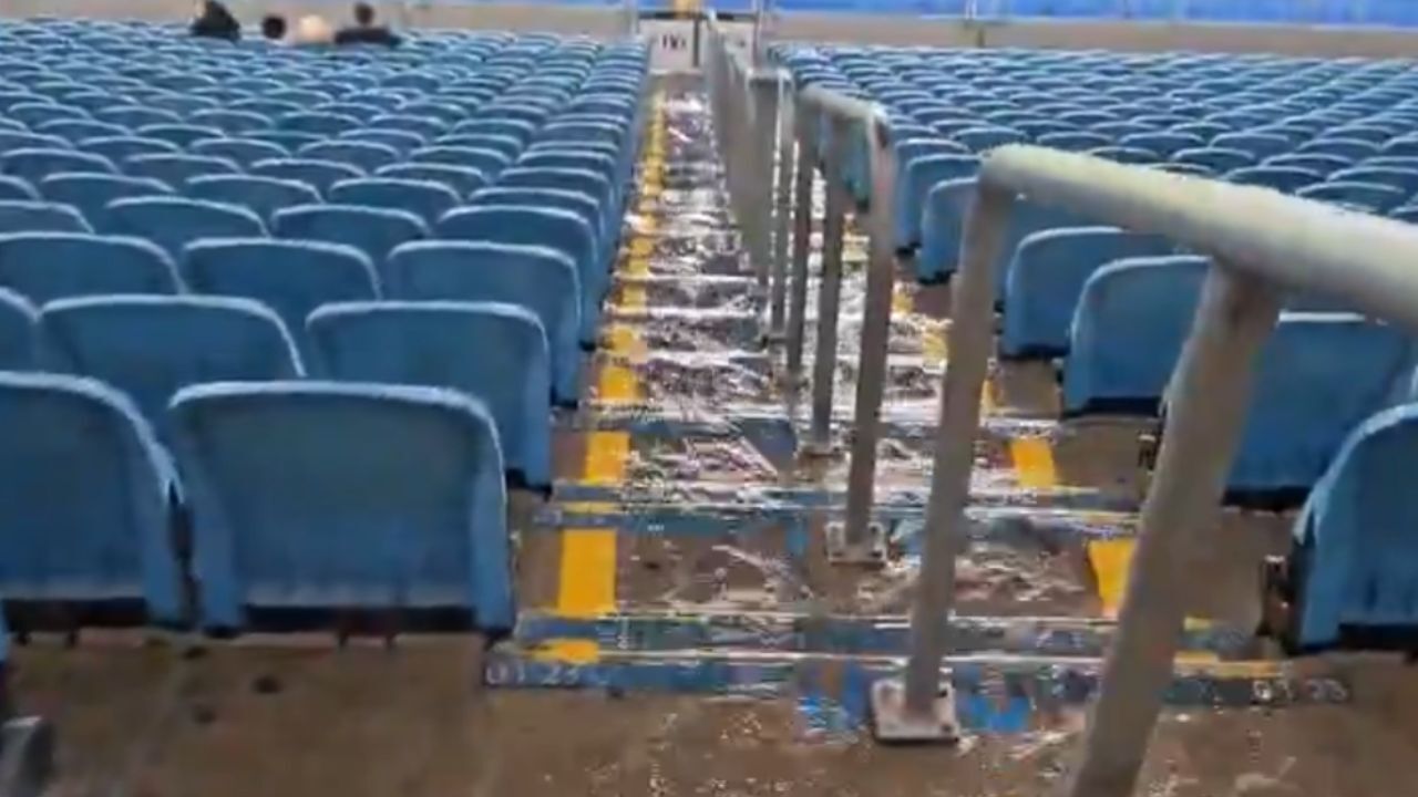 Problema na tubulação provoca alagamento no banheiro da Arena do Grêmio