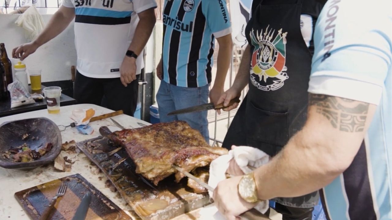 Churrasco, tradição e futebol: conheça o pré-jogo da torcida do Grêmio