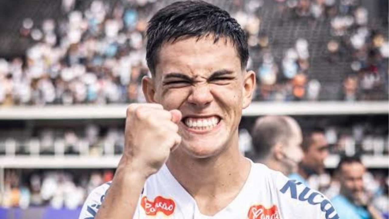 Jogador do Santos JP Chermont