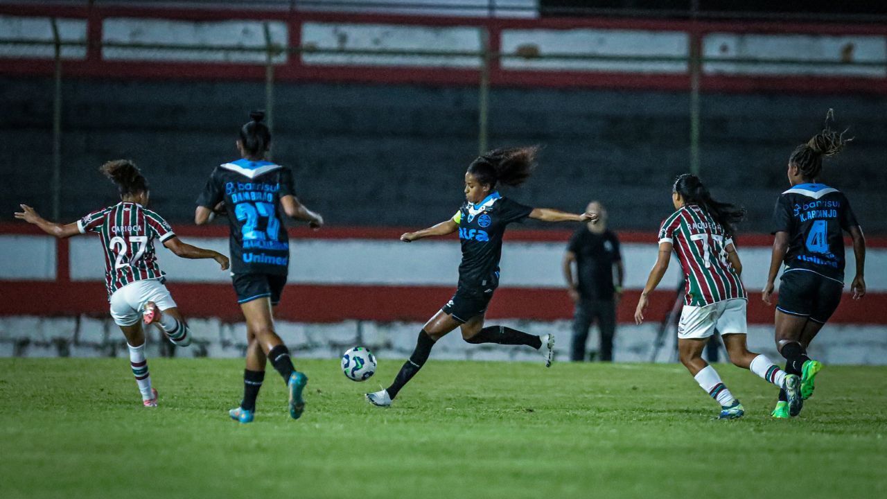 Grêmio e Fluminense empatam em jogo acirrado pelo Brasileirão Feminino.