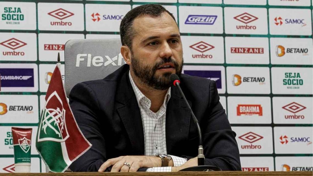 Fluminense contrata atacante com passagem pelo Grêmio para reforçar equipe.