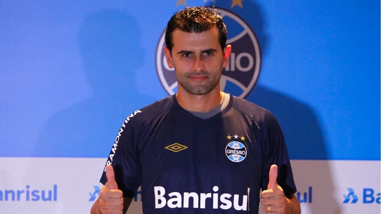 Bruno Grassi, ex-goleiro do Grêmio e campeão da Libertadores, anuncia aposentadoria aos 38 anos após passagem pelo futebol árabe. Veja!