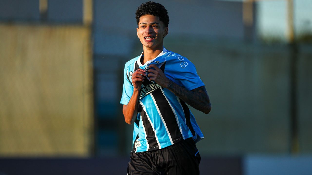 Adrielson comemorando o seu gol no clássico entre Grêmio x Inter do Brasileirão Sub-20