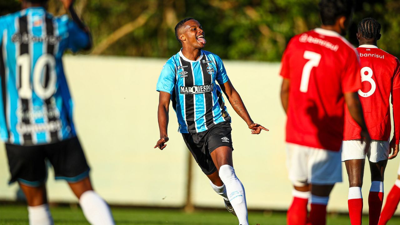 Grêmio vence o GreNal e mantém Inter na zona de rebaixamento
