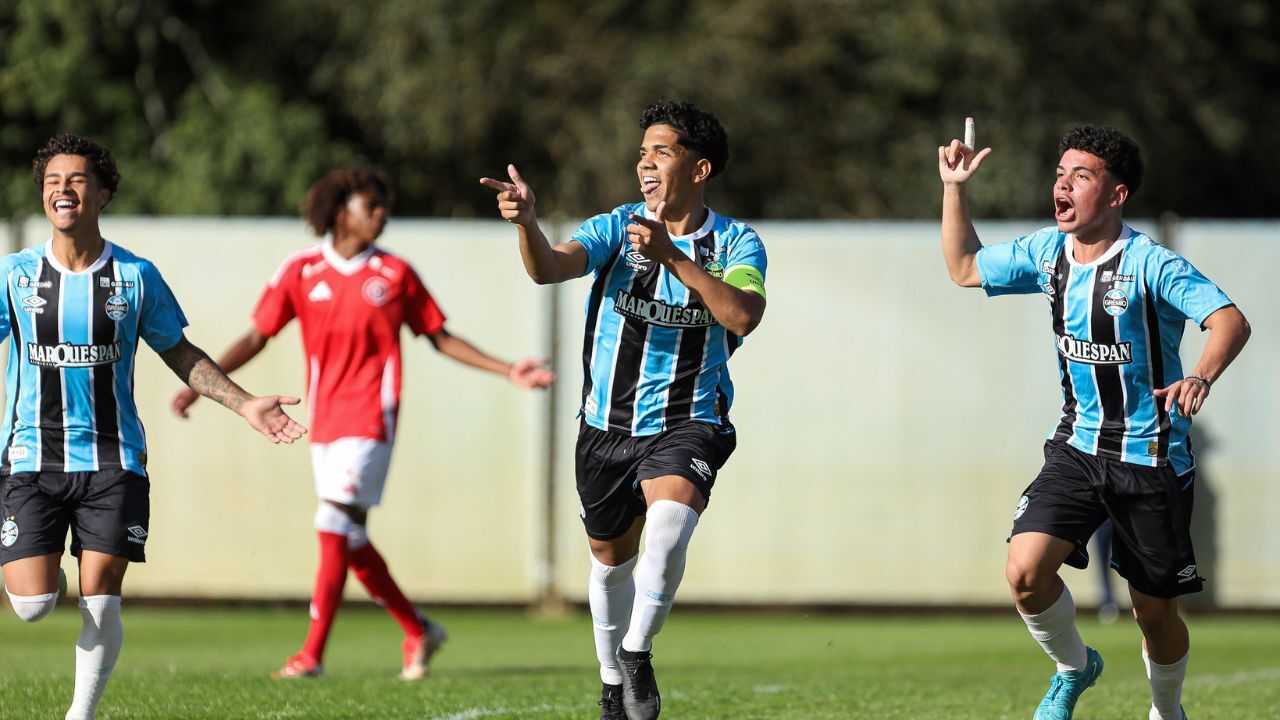 Lance da partida Grêmio x Internacional, no CFT Presidente Hélio Dourado, em Eldorado do Sul, válida pelo Brasileirão Sub-17