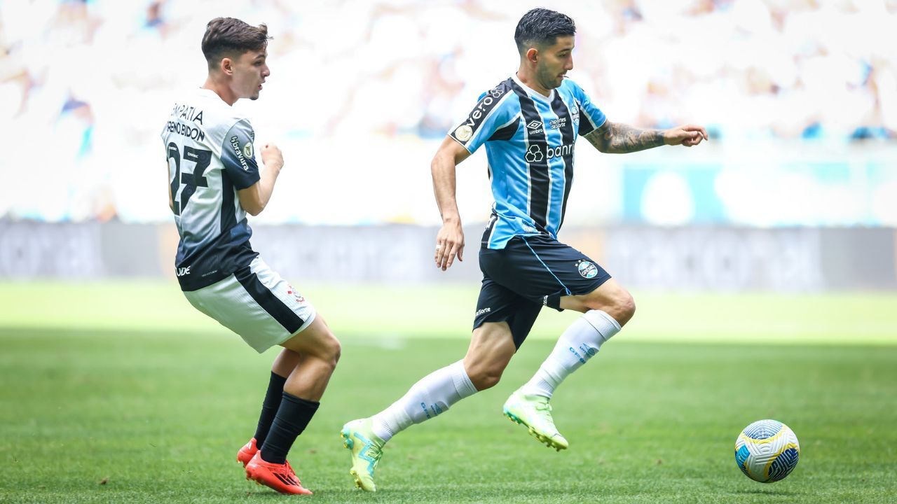 Villasanti e Breno Bidon em Grêmio x Corinthians, do Brasileirão 2024, na Arena