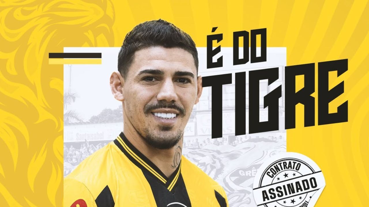 Mayk, do Grêmio, no pôster de anúncio como novo reforço do Imortal