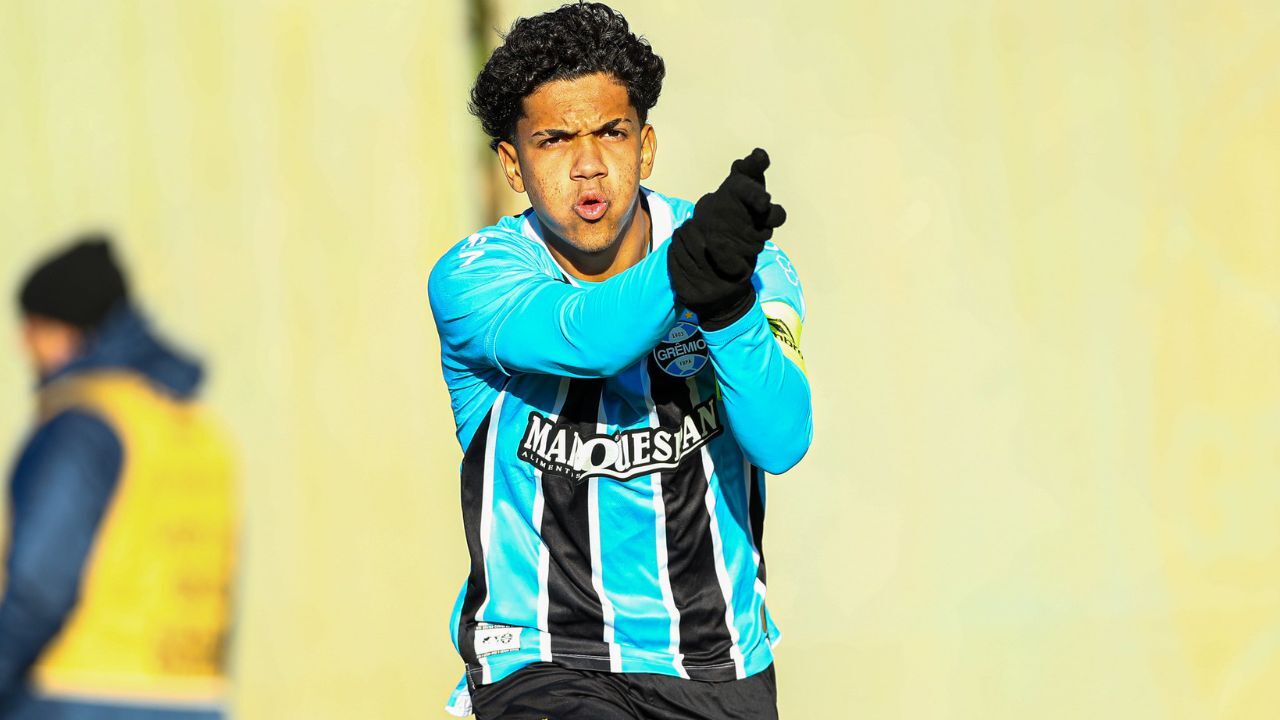 João Borne comemorando o seu gol em Grêmio x Fluminense, pelo Brasileirão Sub-17
