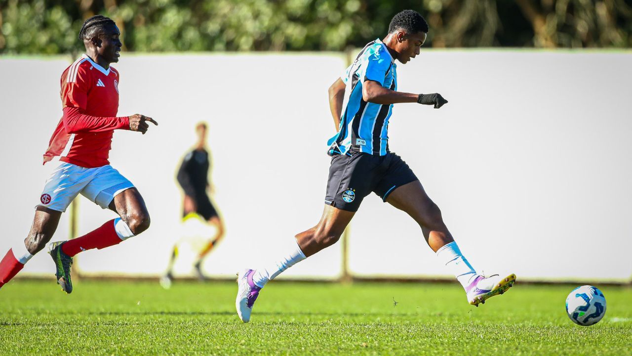 Lance da partida Grêmio x Internacional, no CFT Presidente Hélio Dourado, em Eldorado do Sul, na data de 25/06/2025, válida pelo Brasileirão Sub-20