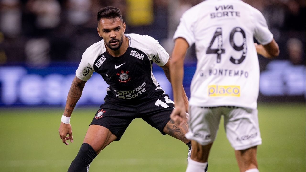Volante Raniele do Corinthians em partida contra o Santos.