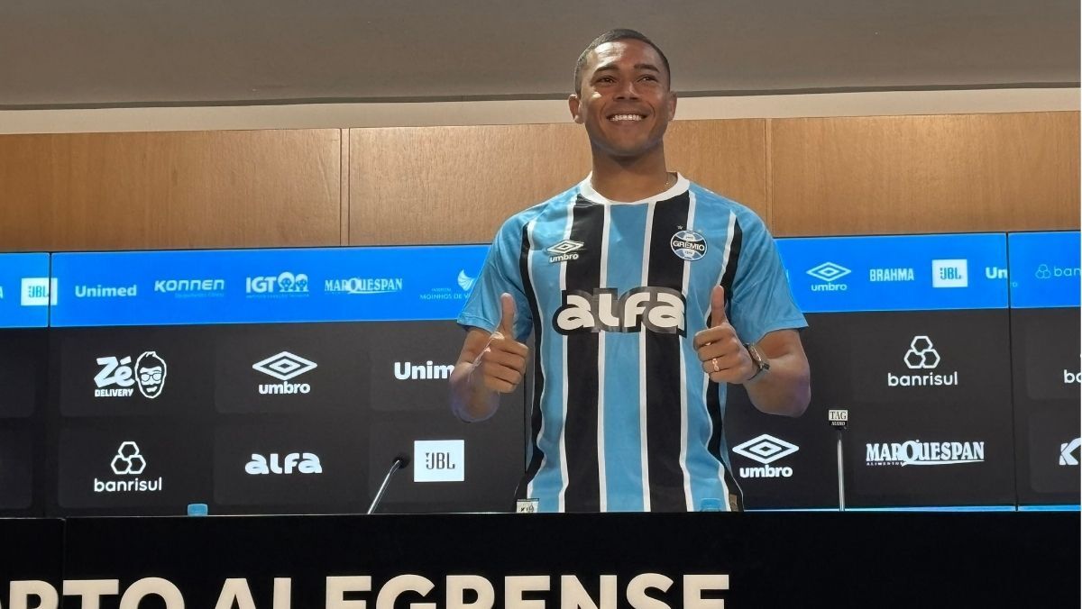 Carlos Vinicius no Grêmio: disputa titularidade, forma física e visão sobre Mano Menezes