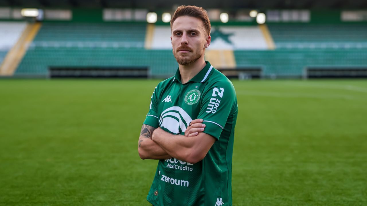 Bressan com a camisa da Chapecoense na Arena Condá