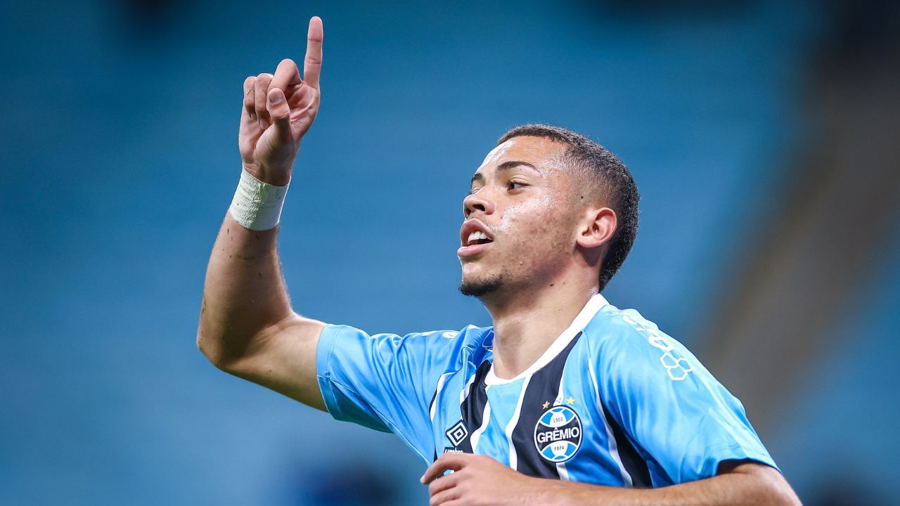 Contrato de Alysson com o Grêmio: multa de 384 milhões revelada.