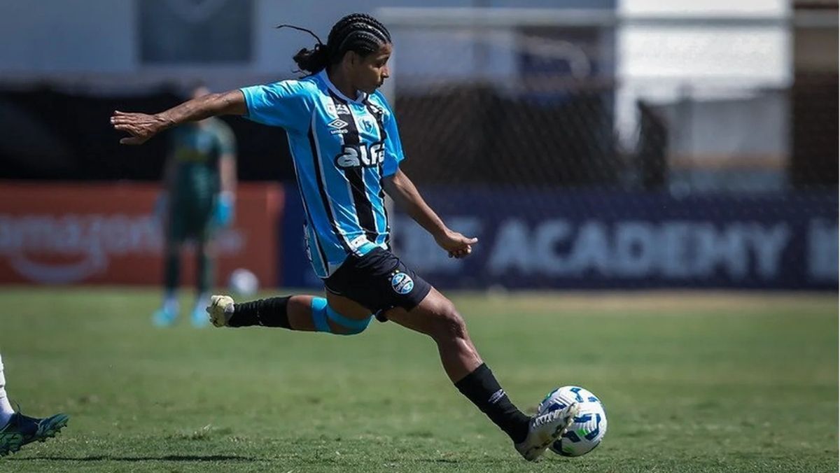 Grêmio confirma transferência de lateral-esquerda para o Palmeiras
