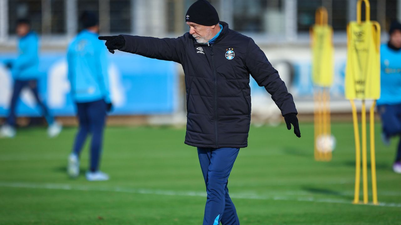 Mano Menezes no treino do Grêmio desta terça-feira, 1º de julho de 2025, no CT Luiz Carvalho