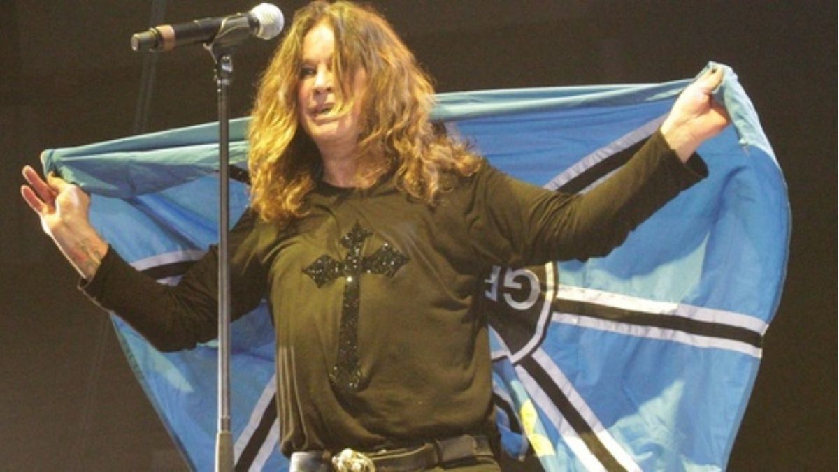Ozzy Osbourne exibe bandeira do Grêmio em show no Gigantinho.