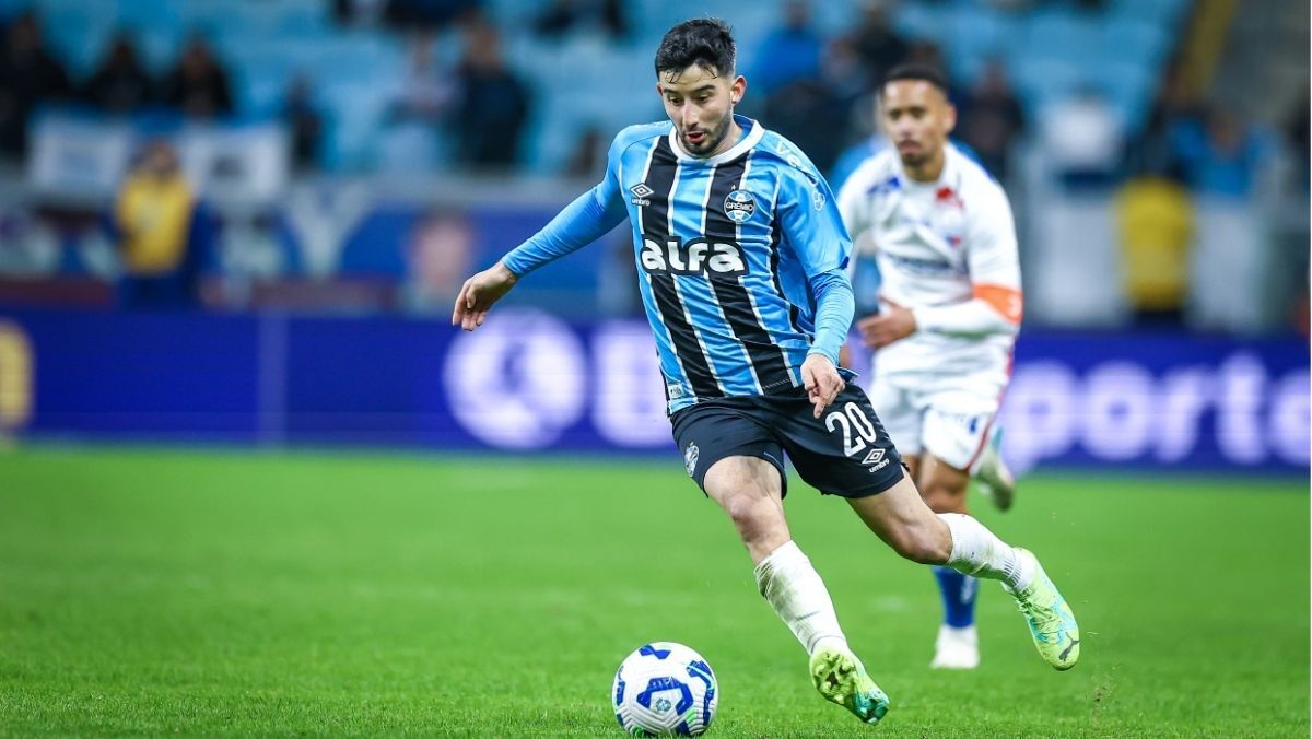 Villasanti volante do Grêmio em confronto contra o Fortaleza, pelo Campeonato Brasileiro.