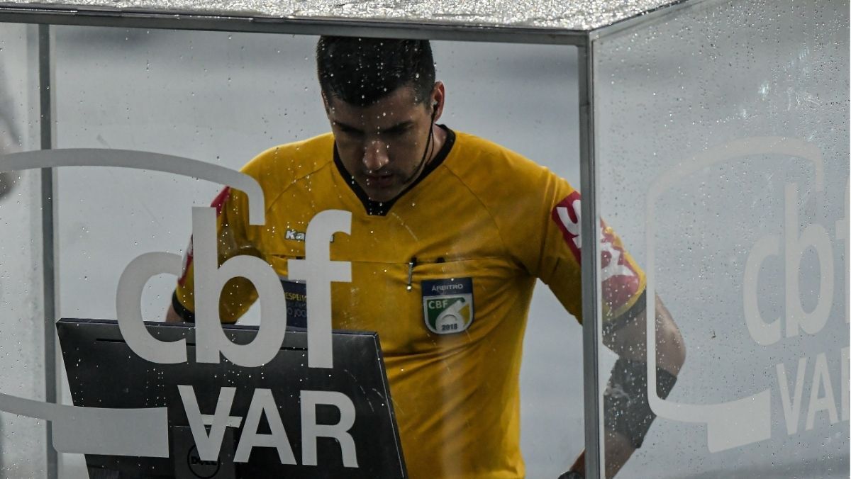 Árbitro de vídeo para Santos x Grêmio se envolve em polêmica na última rodada