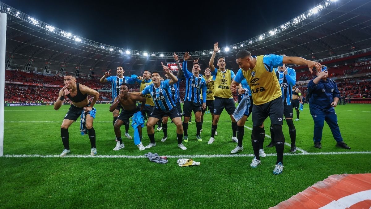 Grêmio homenageia titular após vitória no GreNal 448
