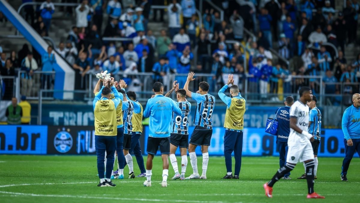 Torcida do Grêmio promove lista de dispensas no elenco