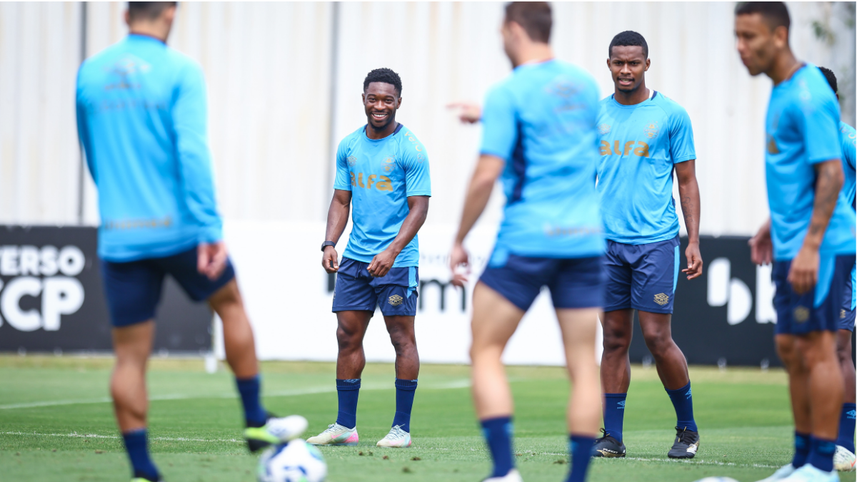 Grêmio recebe visita inusitada em treino no CT do Corinthians