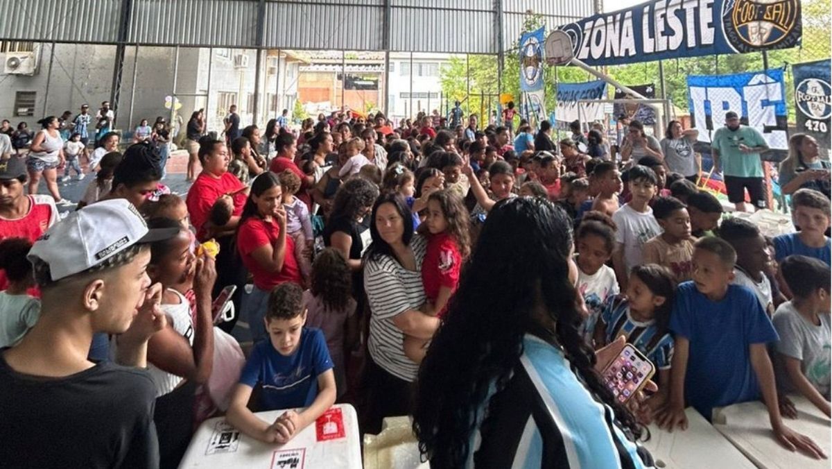Torcida do Grêmio realiza ação social gigante para crianças em Porto Alegre