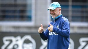 Mano Menezes ironiza Grêmio e manda recado após 21 saídas