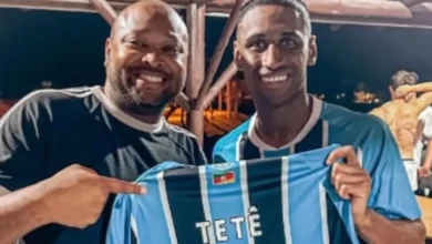 Tete segurando camisa do Grêmio