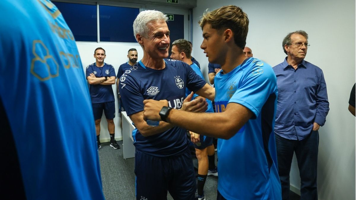 Luís Castro adota regime de concentração para conhecer grupo do Grêmio