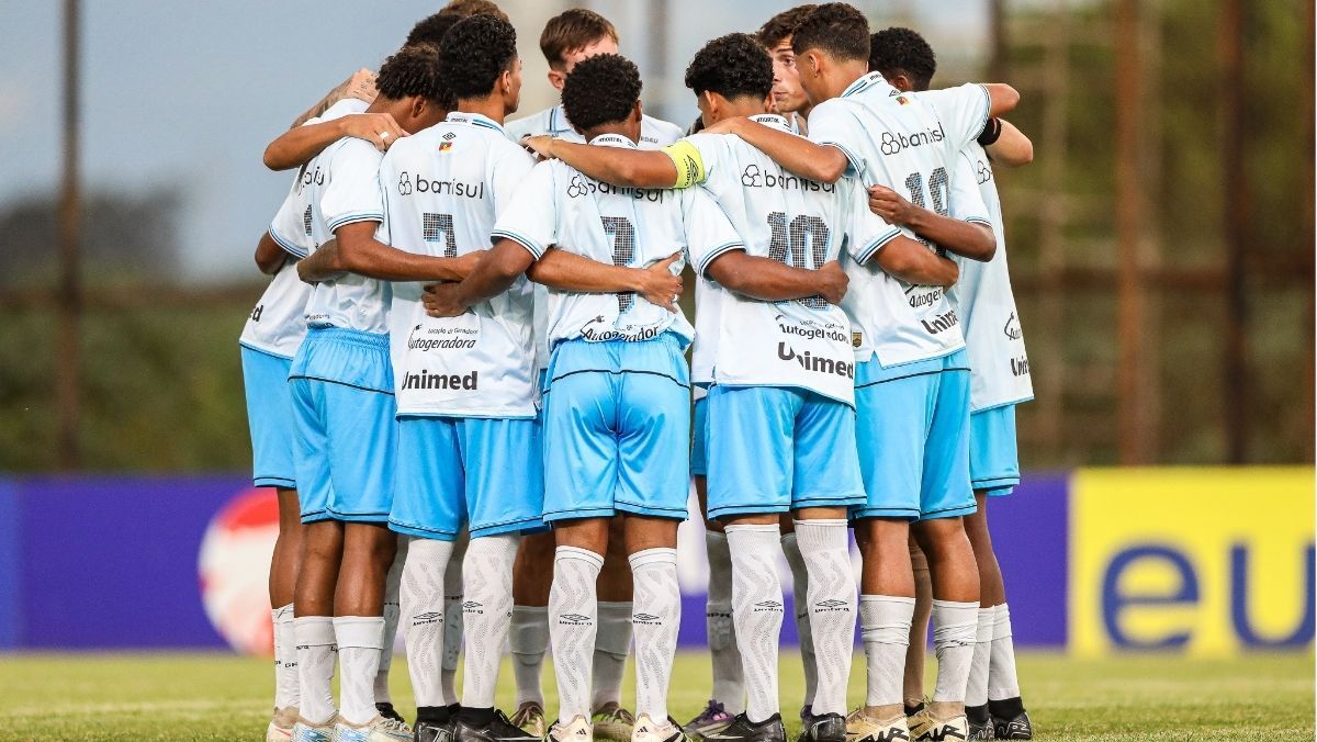 Grêmio sofre, vence a Chapecoense e garante classificação na Copinha