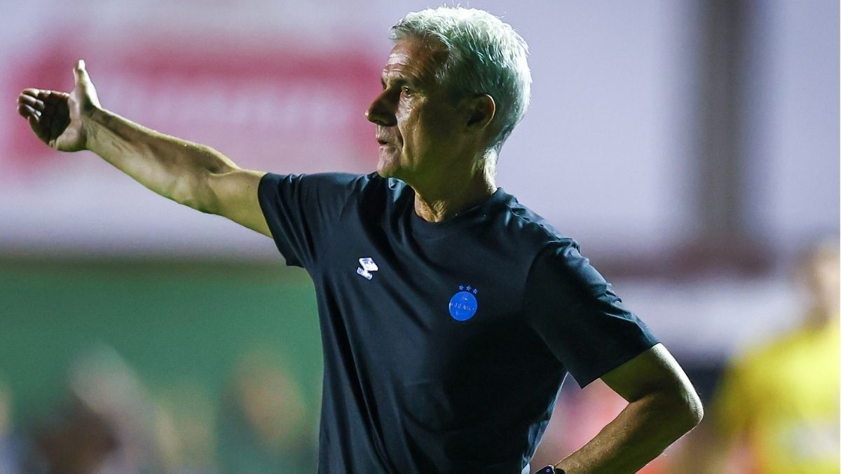 Luís Castro critica gramado do Avenida, mas comemora vitória do Grêmio