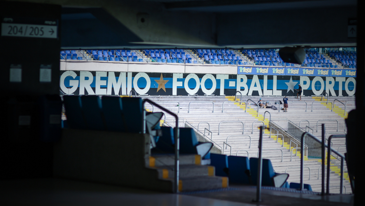 O ex-jogador do Grêmio que ajudou na pintura da arquibancada da Arena