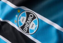 Grêmio e New Balance lançam uniformes 2026 inspirados na Tríplice Coroa de 1996